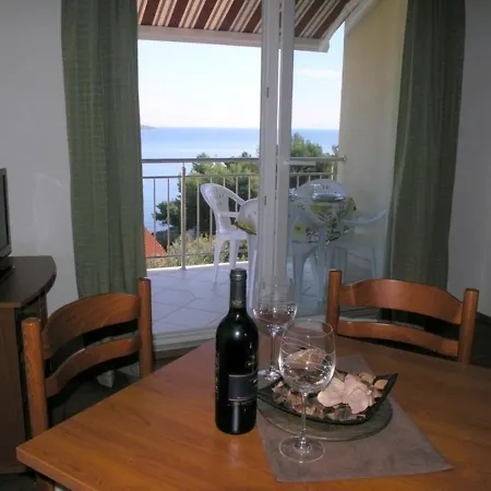 Aurelius - Relaxing With Gorgeous View トロギール