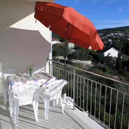 Aurelius - Relaxing With Gorgeous View トロギール